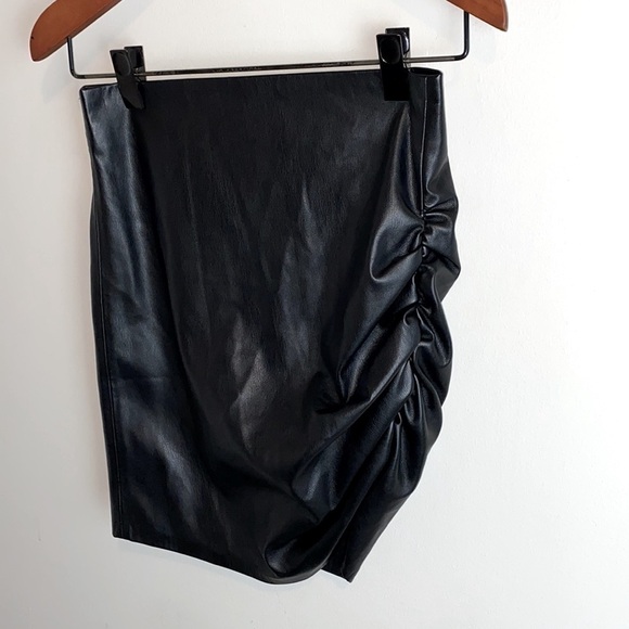 nwot ZARA Faux Leather Ruched Side High Waisted Mini Skirt Black - Picture 4 of 8